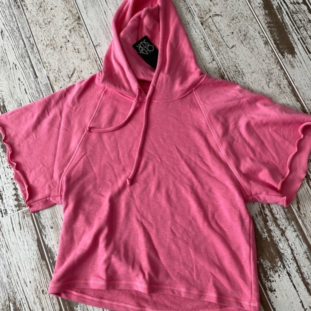 NWT! PINK slightly cropped/wide sleeved CHASER top - Picture 1 of 10